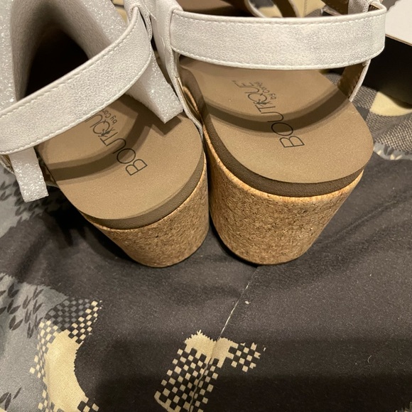 White metallic sandals size 7 - Picture 3 of 7